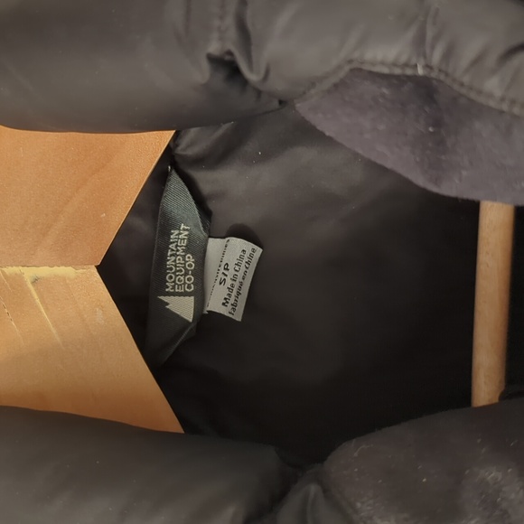 MEC Packable Down Puffer Vest Small Nylon Black Zip Up Jacket Quilted V - Picture 3 of 7